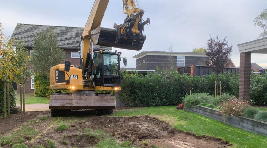 grondverzet voor Helder Zwembaden, graafwerkzaamheden door Van Hiele grond-sloop- & straatwerken uit Overloon ten behoeve van aanleg zwembad in achtertuin