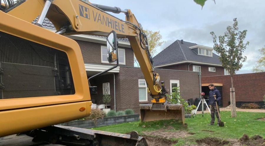 grondverzet voor Helder Zwembaden, graafwerkzaamheden door Van Hiele grond-sloop- & straatwerken uit Overloon ten behoeve van aanleg zwembad in achtertuin