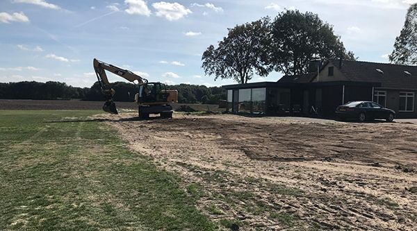 egaliseren van tuin door Van Hiele Infra BV Grond- Sloop- & Straatwerken in Overloon