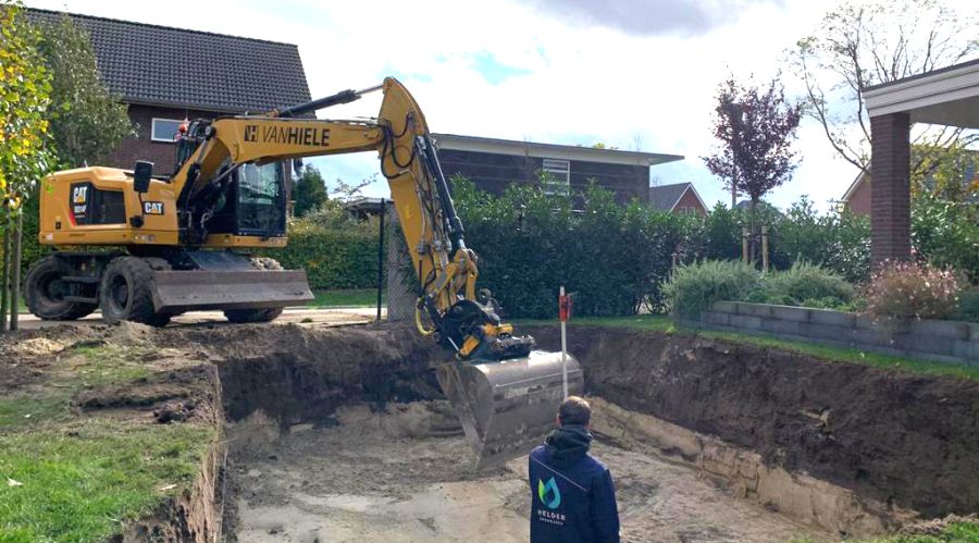 grondverzet voor Helder Zwembaden, graafwerkzaamheden door Van Hiele grond-sloop- & straatwerken uit Overloon ten behoeve van aanleg zwembad in achtertuin