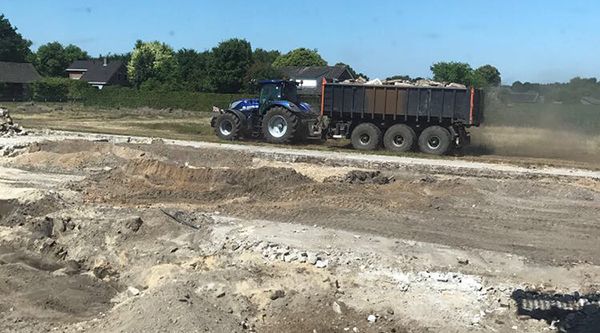 sloopwerk - sloop van varkensstallen in Overloon - trekker en wagen brengen puin weg