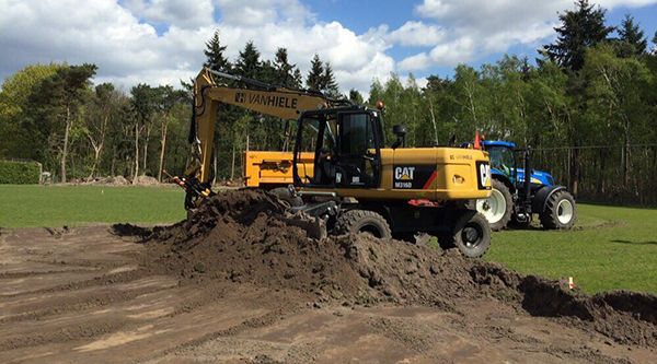 grondverzet voor aanleg voetbalveld door Van Hiele Infra BV Grond- Sloop- & Straatwerken in Overloon
