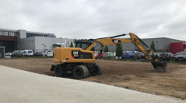 grondverzet en egaliseren voor aanleg parkeerplaats in Boxmeer door Van Hiele Infra BV Grond- Sloop- & Straatwerken in Overloon