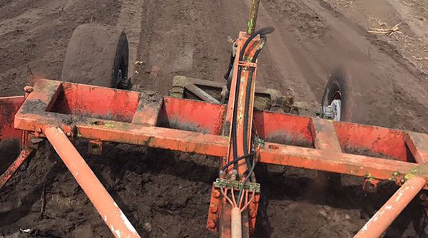 sloopwerk - sloop van varkensstallen in Overloon - na slopen terrein egaliseren