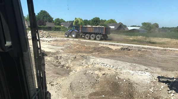 sloopwerk - sloop van varkensstallen in Overloon - tractor en kiepwagen brengen sloopafval weg