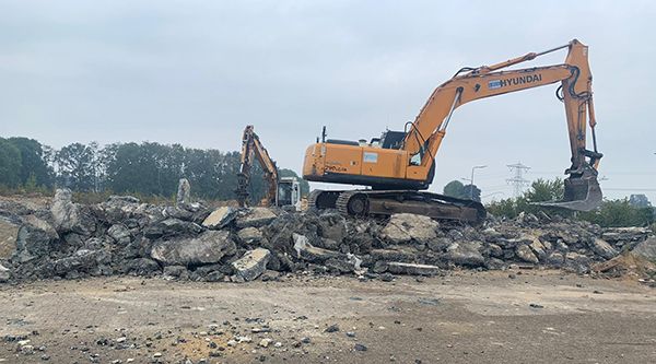 slopen van vloer door Van Hiele Infra BV Grond- Sloop- & Straatwerken in Overloon
