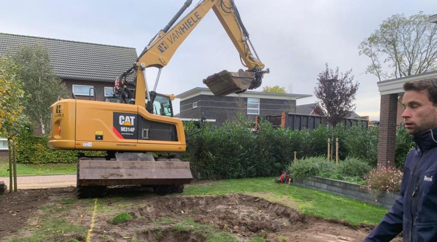 grondverzet voor Helder Zwembaden, graafwerkzaamheden door Van Hiele grond-sloop- & straatwerken uit Overloon ten behoeve van aanleg zwembad in achtertuin