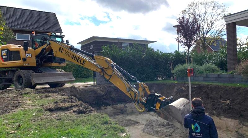 grondverzet voor Helder Zwembaden, graafwerkzaamheden door Van Hiele grond-sloop- & straatwerken uit Overloon ten behoeve van aanleg zwembad in achtertuin