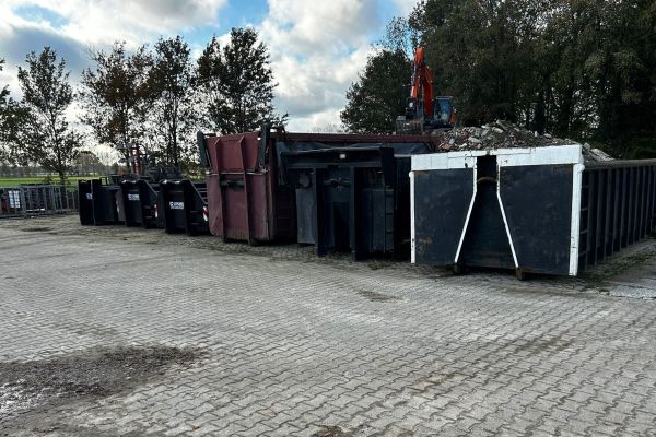 containers te huur bij Van Hiele Infra BV Grond- Sloop- & Straatwerken in Overloon