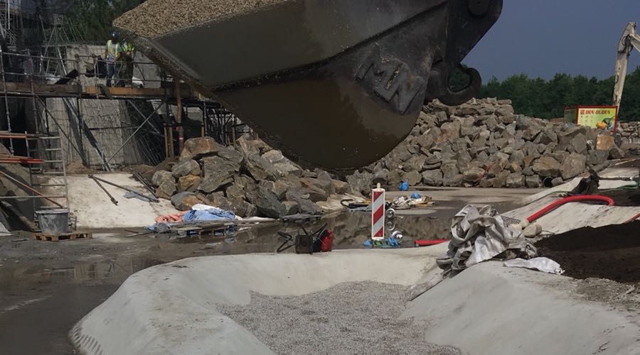 grondverzet - grondwerk voor aanleg vijver in Toverland Sevenum
