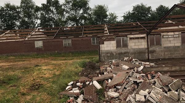 slopen varkensstallen door Van Hiele Infra BV Grond- Sloop- & Straatwerken in Overloon